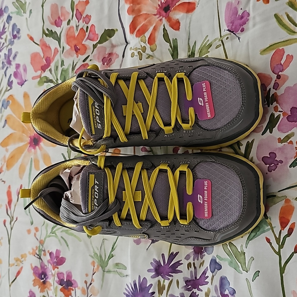 Brand New Women's Skechers Sport Tennis Shoe with Memory Foam Plus. Size 8 1/2